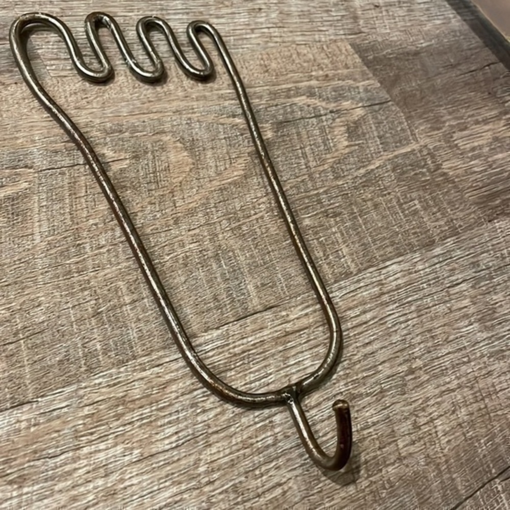 Handcrafted bent metal foot coat hook - Picture 2 of 4